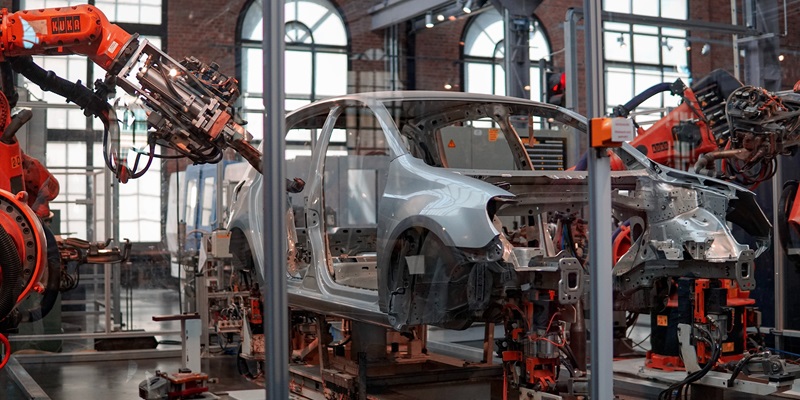 Driving the Future: An Inside Look at General Motors’ Digital Transformation and Its Profound Impact on the Automobile Industry