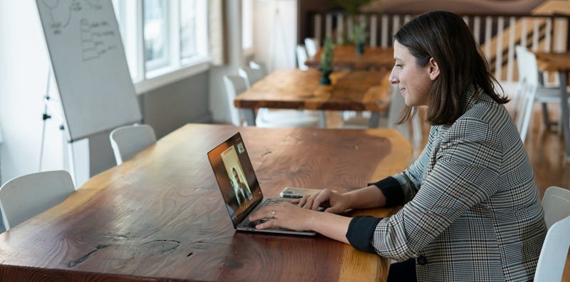 How to Manage Performance Bias in Hybrid Workplaces?